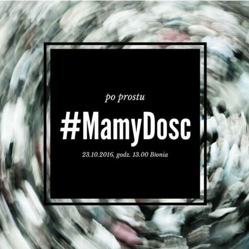 Żywy napis "Mamy Dość!"