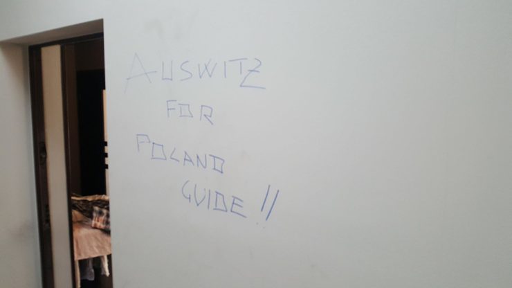 "Polska dla Polaków" na drzwiach włoskiego przewodnika po Auschwitz