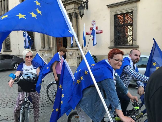 9 maja - spacer rowerem z flagą europejską