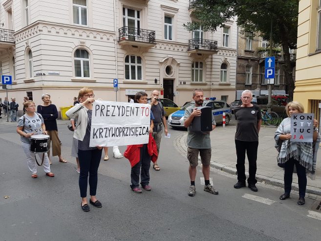 Parę prezydencką w Krakowie znów przywitała demonstracja