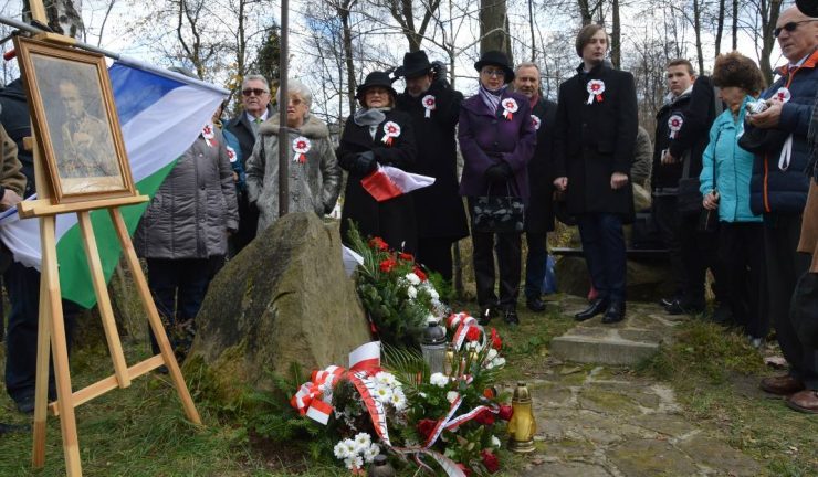 100-lecie Niepodległości. Posadzenie dębu pamięci na kopcu Piłsudskiego w Osieczanach