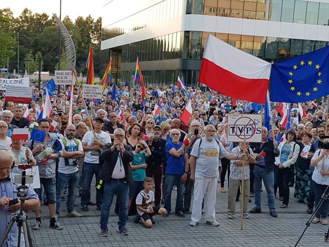 Europo, nie odpuszczaj KRS! Manifestacje przed sądami w Małopolsce