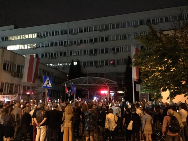Protesty pod sądami w Małopolsce