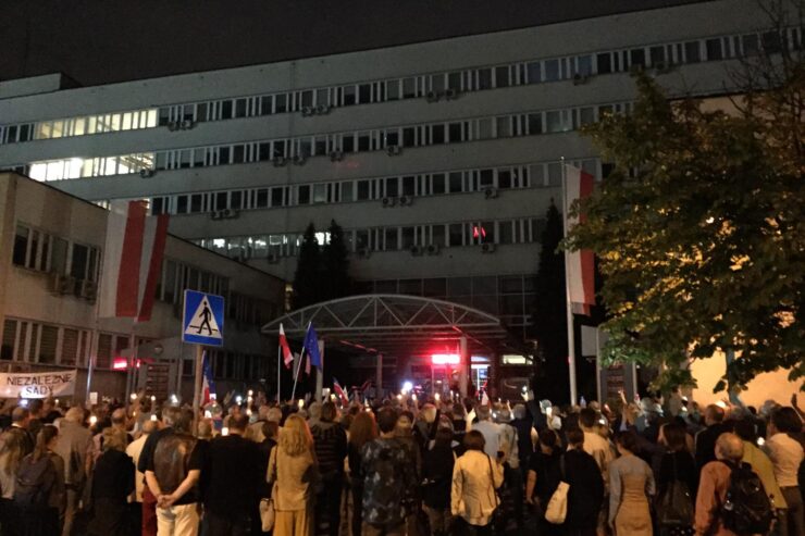 Protesty pod sądami w Małopolsce